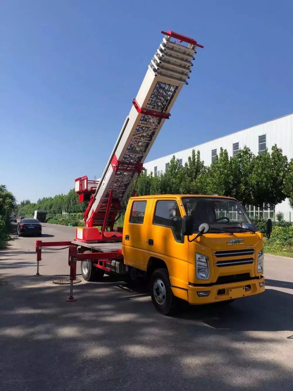 慈溪附近的云梯车出租服务：轻松解决高空作业需求